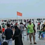ছুটির আমেজে কক্সবাজার সমুদ্রসৈকতে পর্যটকের ঢল, মুখর পুরো সৈকত