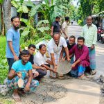 কাউনিয়ায় গাজীরহাট রোড স্বেচ্ছায় ভাঙ্গা রাস্তা মেরামত